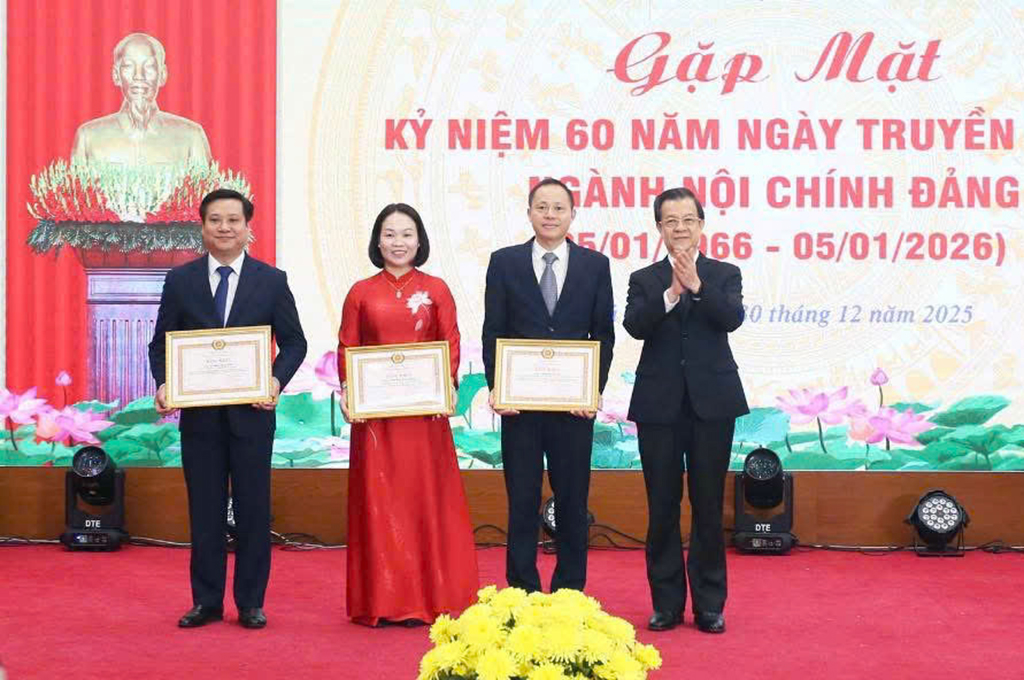 Đồng chí Lê Hồng Quang, Ủy viên Trung ương Đảng, Phó Trưởng Ban Nội chính Trung ương trao Bằng khen của Ban Nội chính Trung ương tặng các cá nhân có thành tích xuất sắc trong phong trào thi đua của ngành giai đoạn 2021-2025