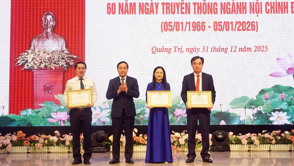 Đồng chí Nguyễn Thanh Hải, Phó Trưởng Ban Nội chính Trung ương trao Bằng khen của Trưởng Ban Nội chính Trung ương cho các tập thể và cá nhân 