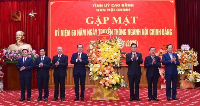 Các đồng chí lãnh đạo tỉnh tặng hoa chúc mừng Ban Nội chính Tỉnh ủy