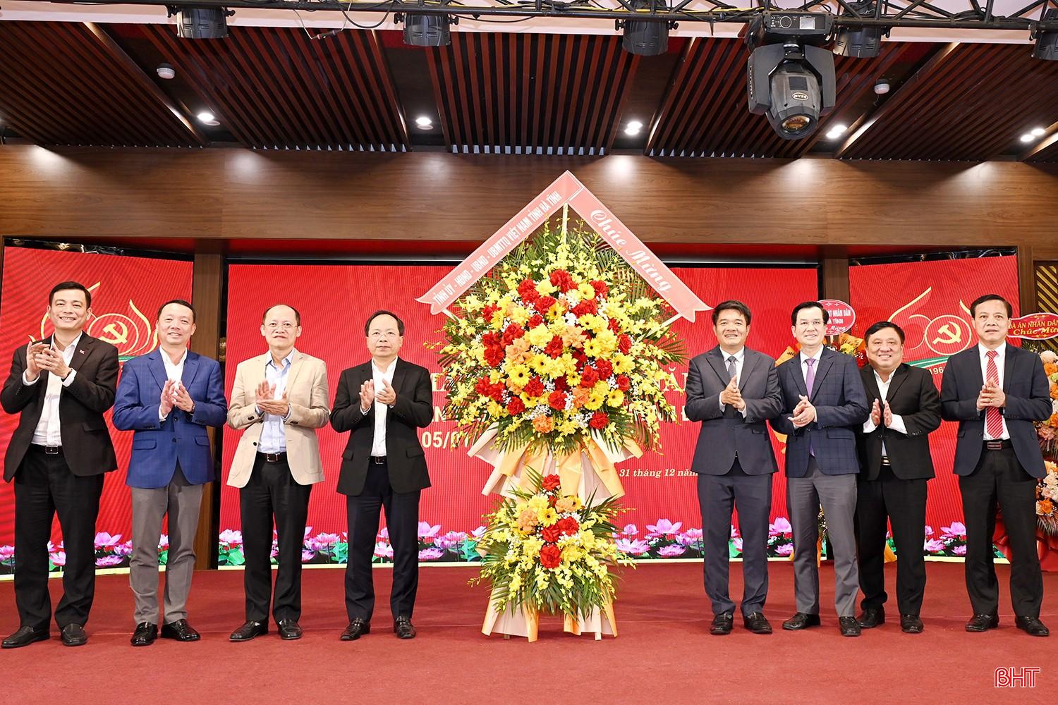 Lãnh đạo tỉnh Hà Tĩnh tặng hoa chúc mừng Ban Nội chính Tỉnh ủy