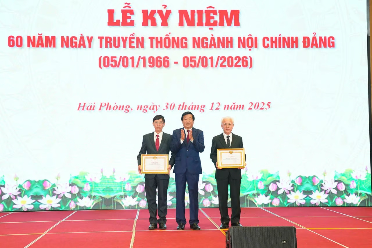 Đồng chí Bùi Văn Nghiêm, Ủy viên Trung ương Đảng, Phó Trưởng Ban Nội chính Trung ương trao Bằng khen của Ban Nội chính Trung ương cho tập thể, cá nhân