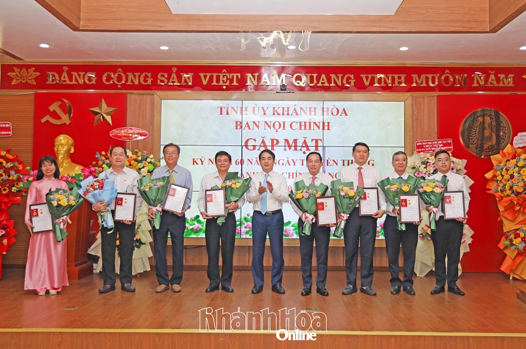 Nghiêm Xuân Thành, Ủy viên Trung ương Đảng, Bí thư Tỉnh ủy trao Kỷ niệm chương cho các đồng chí có nhiều đóng góp cho ngành Nội chính Đảng