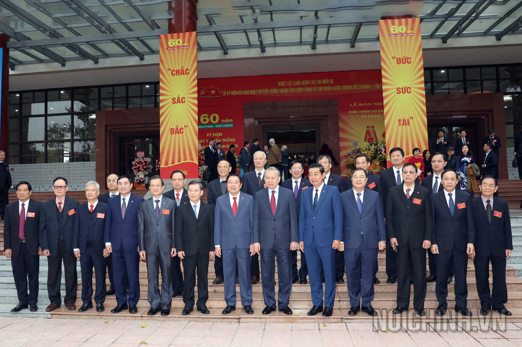 Các đồng chí lãnh đạo và nguyên lãnh đạo Ban Nội chính Trung ương qua các thời kỳ chụp ảnh lưu niệm