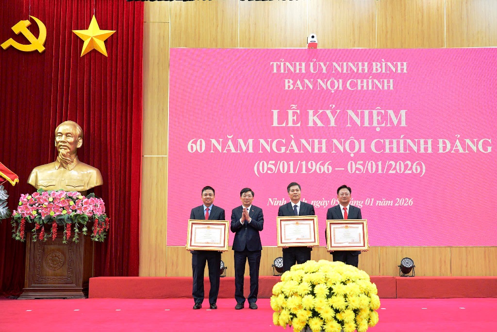 Thừa ủy quyền của Thủ tướng Chính phủ, đồng chí Đặng Văn Dũng, Phó Trưởng Ban Nội chính Trung ương trao Bằng khen của Thủ tướng Chính phủ cho các cá nhân có thành tích xuất sắc trong công tác