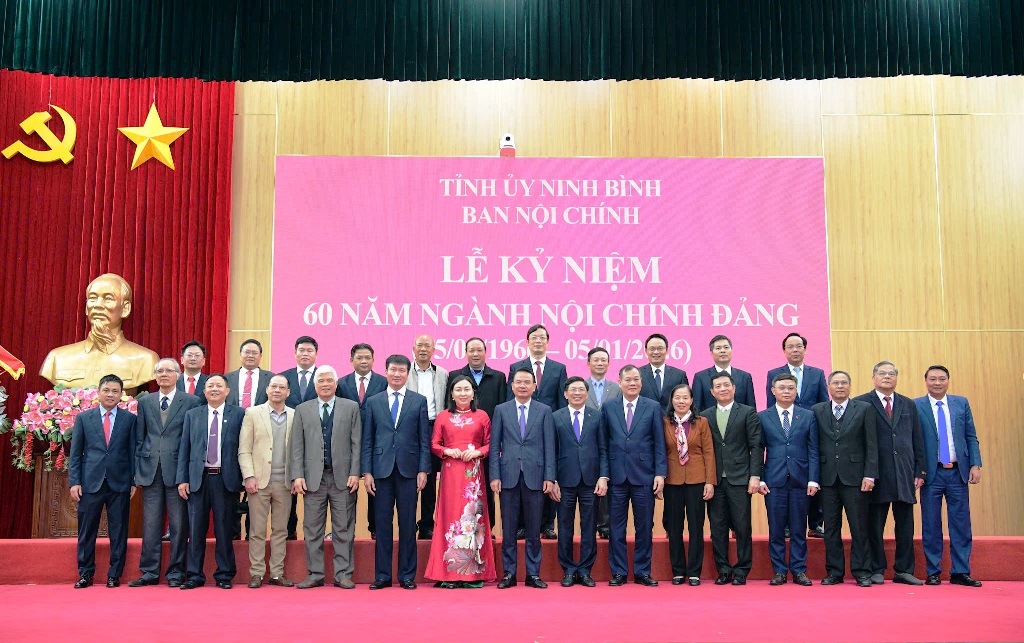 Các đại biểu dự Lễ kỷ niệm chụp ảnh lưu niệm