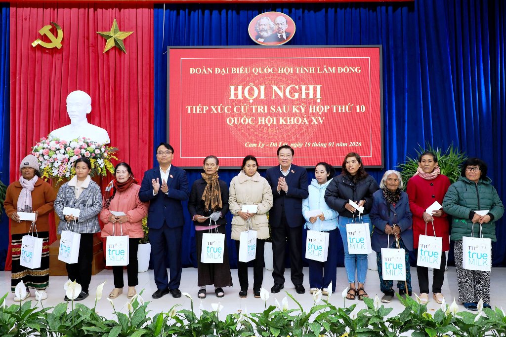 Trưởng Ban Nội chính Trung ương Phan Đình Trạc và lãnh đạo tỉnh Lâm Đồng tặng quà cho các gia đình khó khăn tại phường Cam Ly, thành phố Đà Lạt