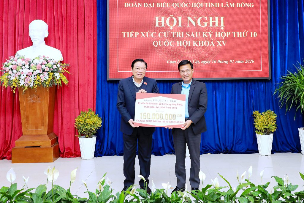 Đồng chí Phan Đình Trạc, Ủy viên Bộ Chính trị, Bí thư Trung ương Đảng, Trưởng Ban Nội chính Trung ương hỗ trợ 150 triệu đồng cho tỉnh Lâm Đồng mua tặng xe đạp cho học sinh nghèo