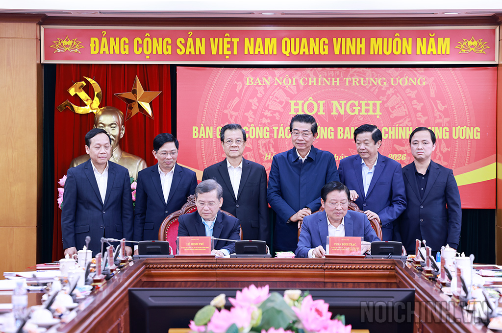 Đồng chí Phan Đình Trạc và đồng chí Lê Minh Trí ký biên bản bàn giao