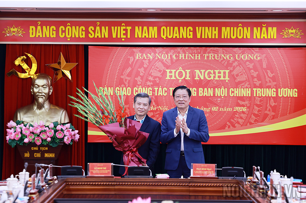 Đồng chí Phan Đình Trạc, Ủy viên Bộ Chính trị, Bí thư Trung ương Đảng, Trưởng Ban Nội chính Trung ương khóa XIII chúc mừng đồng chí Lê Minh Trí, Ủy viên Bộ Chính trị, Bí thư Trung ương Đảng, Trưởng Ban Nội chính Trung ương khóa XIV