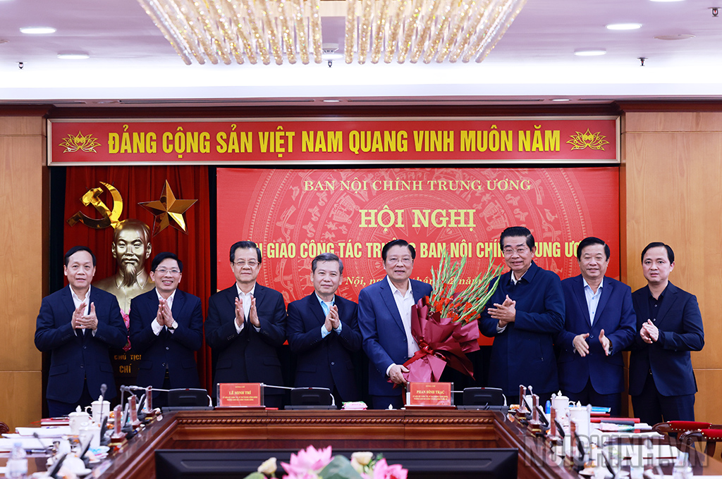 Đồng chí Lê Minh Trí, Ủy viên Bộ Chính trị, Bí thư Trung ương Đảng, Trưởng Ban Nội chính Trung ương khóa XIV và lãnh đạo Ban Nội chính Trung ương chúc mừng đồng chí Phan Đình Trạc, Ủy viên Bộ Chính trị, Bí thư Trung ương Đảng, Trưởng Ban Nội chính Trung ương khóa XIII hoàn thành xuất sắc nhiệm vụ