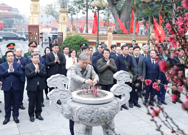 Đồng chí Tổng Bí thư Tô Lâm và Đoàn công tác dâng hương tại Nhà tưởng niệm Trung tướng Nguyễn Bình, xã Nguyễn Văn Linh, tỉnh Hưng Yên