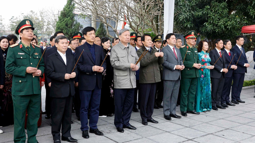 Tổng Bí thư Tô Lâm và đoàn công tác Trung ương dâng hương tại Khu lưu niệm Tổng Bí thư Nguyễn Văn Cừ, tỉnh Bắc Ninh.