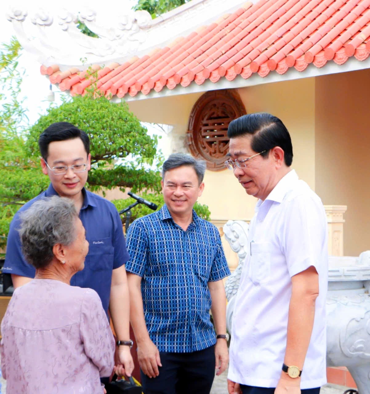 Đồng chí Võ Văn Dũng, Phó Trưởng Ban Nội chính Trung ương tặng quà gia đình chính sách xã Vĩnh Lợi, tỉnh Cà Mau