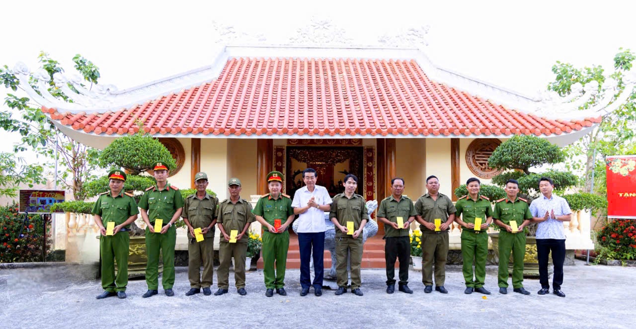 Đồng chí Võ Văn Dũng, Phó Trưởng Ban Nội chính Trung ương tặng quà lực lượng công an xã và lực lượng bảo vệ an ninh, trật tự cơ sở xã Vĩnh Lợi, tỉnh Cà Mau