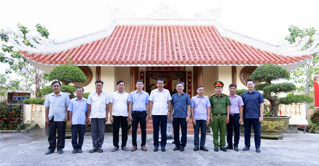 Đồng chí Võ Văn Dũng, Phó Trưởng Ban Nội chính Trung ương chụp ảnh lưu niệm với Ban thường vụ xã Vĩnh Lợi, tỉnh Cà Mau