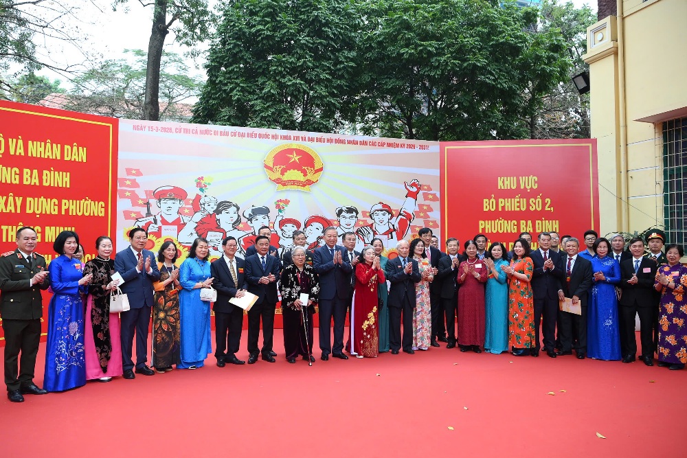 Đồng chí Tổng Bí thư Tô Lâm cùng các đại biểu và cử tri tại Khu vực bỏ phiếu số 02, phường Ba Đình, thành phố Hà Nội (Ảnh Đăng Khoa)