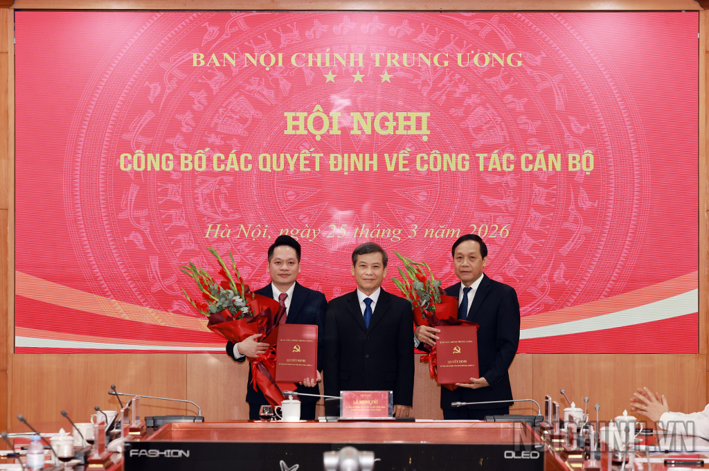 Đồng chí Lê Minh Trí, Ủy viên Bộ Chính trị, Bí thư Trung ương Đảng, Trưởng Ban Nội chính Trung ương trao Quyết định và tặng hoa chúc mừng đồng chí Nguyễn Thanh Hải, đồng chí Đinh Hoàng Quang