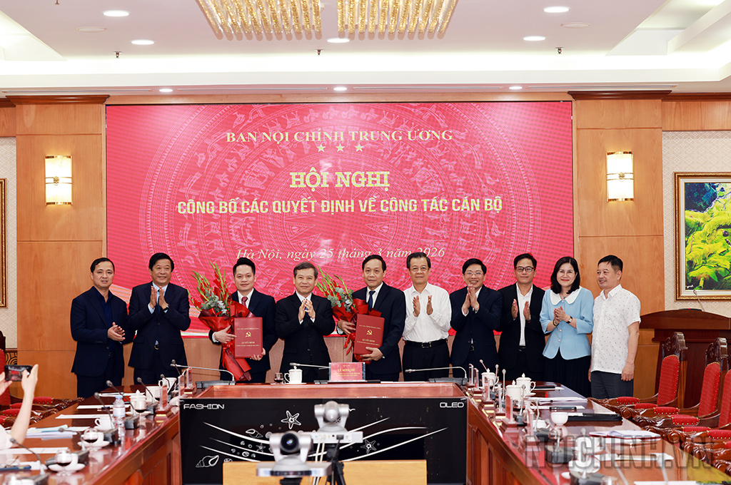 Lãnh đạo Ban Nội chính Trung ương và đại diện một số Ban Đảng Trung ương chúc mừng các đồng chí Trợ lý Trưởng Ban Nội chính Trung ương