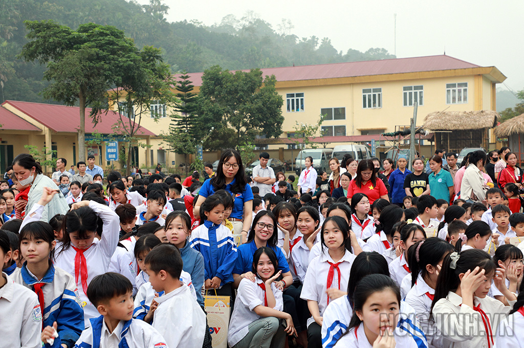 Đông đảo nhân dân, học sinh trên địa bàn xã Nghĩa Tá tham dự Chương trình