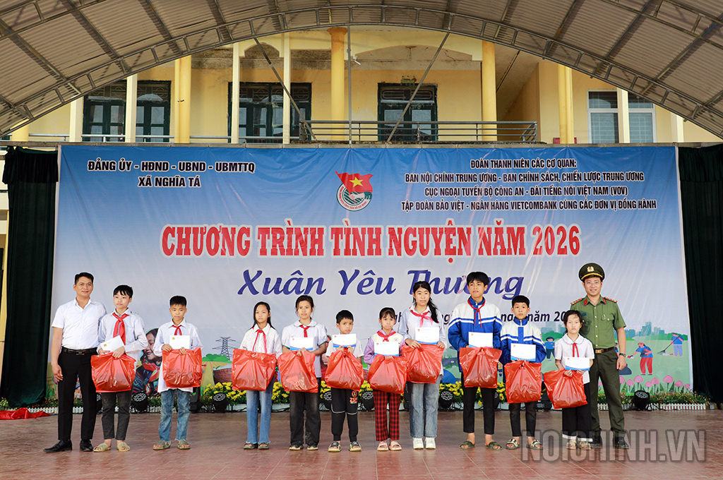 Đoàn Thanh niên Cục Ngoại tuyến Bộ Công an trao tặng 10 xuất học bổng và 140 áo khoác khối Trung học cơ sở cho các học sinh trên địa bàn x