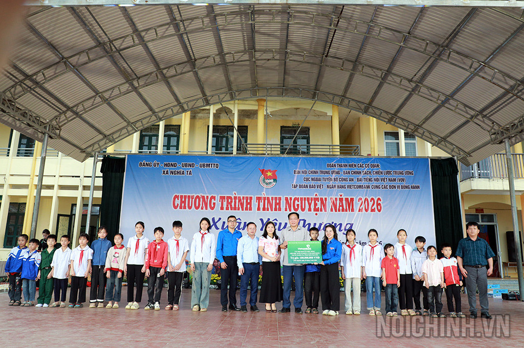 Đoàn Thanh niên Ngân hàng Thương mại cổ phần ngoại thương Việt Nam chi nhánh Thái Nguyên (Vietcombank) trao 100 xuất học bổng trị giá 100 triệu đồng