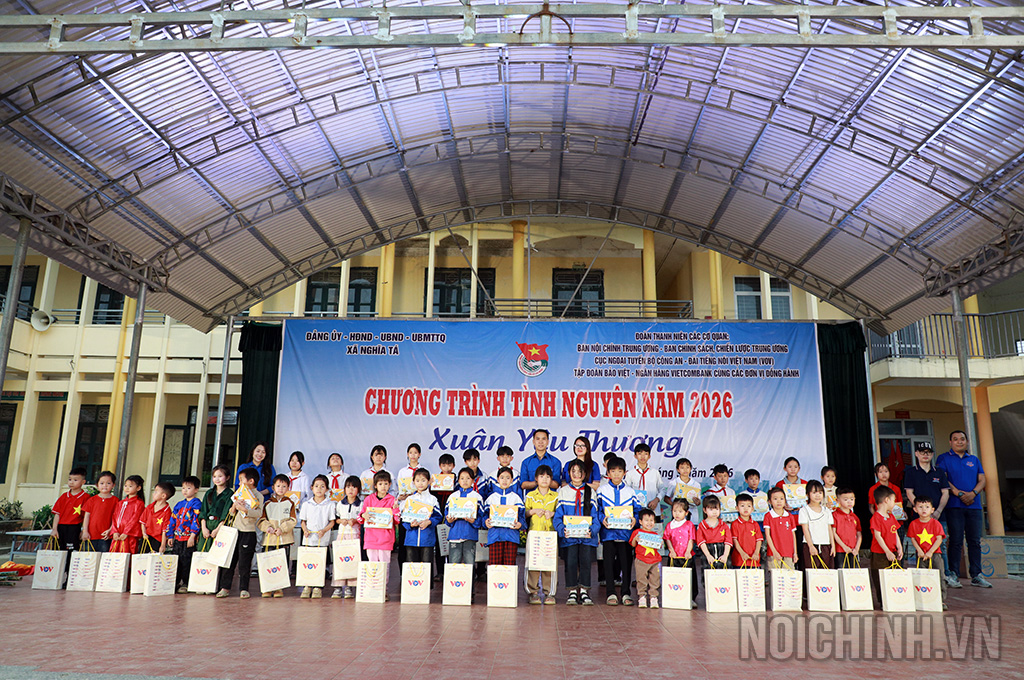 Đoàn Thanh niên đài tiếng nói Việt Nam trao 100 bộ đồ dùng học tập và 150 phần quà bánh sữa