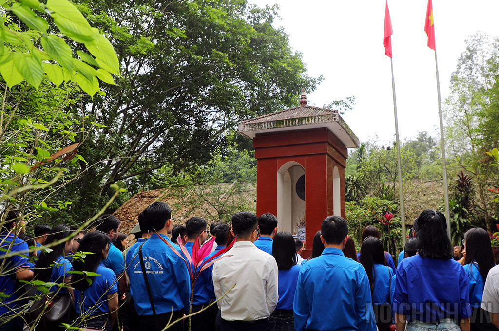 Đoàn công tác dâng hương tại Khu di tích lịch sử Quốc gia Nà Pậu, nơi ở và làm việc của Chủ tịch Hồ Chí Minh đầu năm 1951