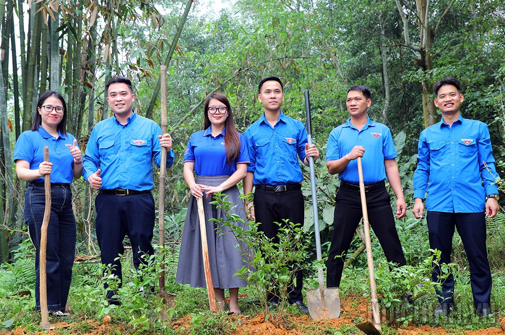 Đoàn công tác trông cây tại Khu di tích