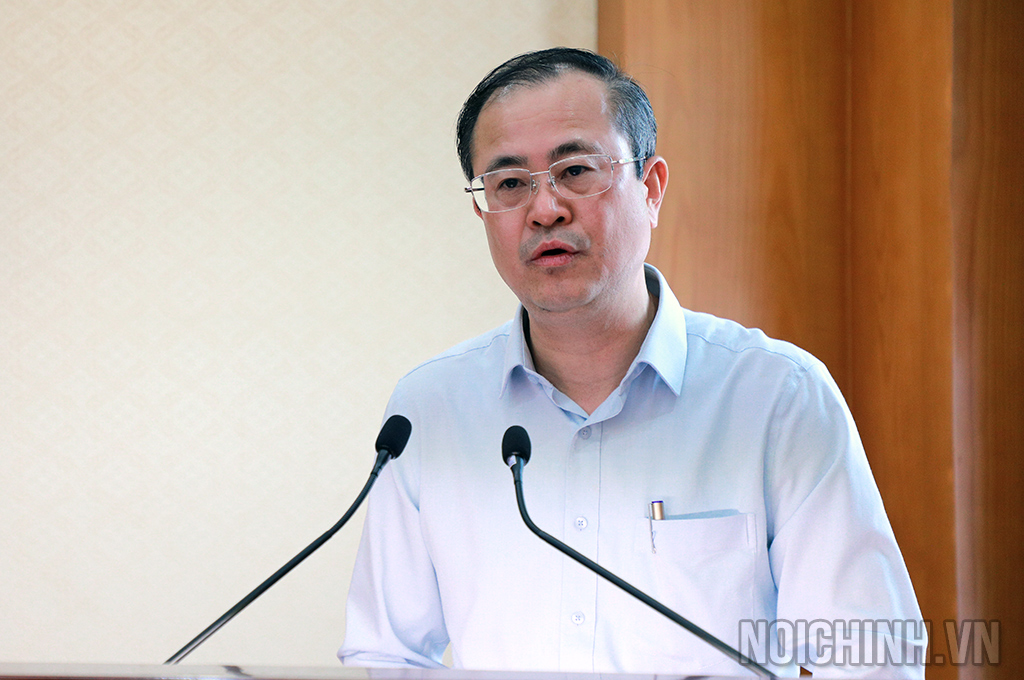 Đồng chí Nguyễn Quang Trường, Chánh Văn phòng, Phó Trưởng Ban Chuyển đổi số cơ quan Ban Nội chính Trung ương trình bày báo cáo tại Hội nghị