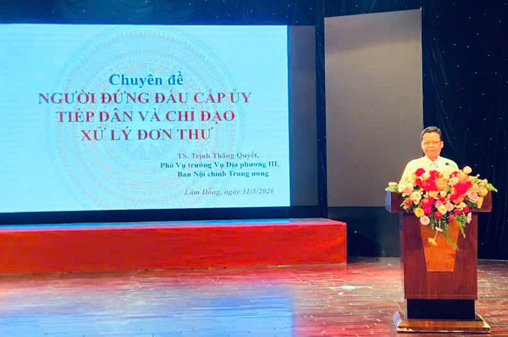 Đồng chí Tiến sĩ: Trịnh Thăng Quyết - Phó Vụ trưởng, Vụ Địa phương III, Ban Nội chính Trung ương báo cáo chuyên đề tại Hội nghị